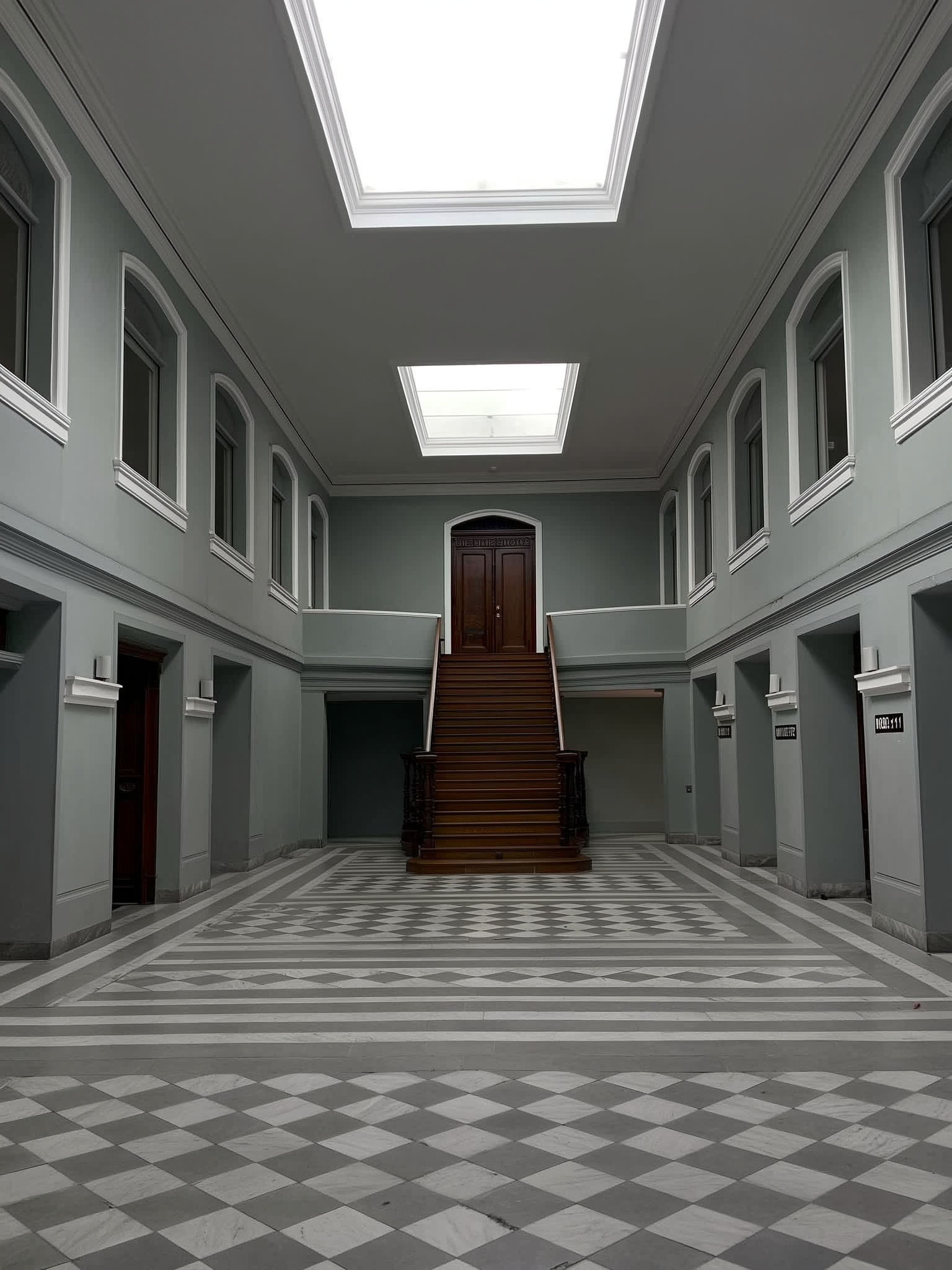 Marmeren trappenhuis met lichtkoepels in een oud kantoorgebouw